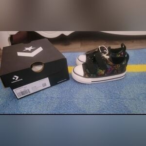 Converse girls toddler sneakers size 5 NEW